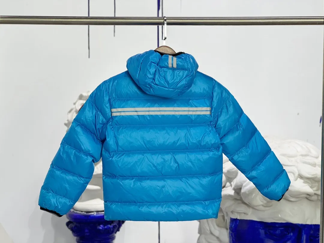 P640 CANADA GOOSE Canada Goose Crofton Children's Down Hoodie Big Goose Down Jacket 5460K Product Features ·This style uses thin channel-filled structural filling: 750-fill duck down, with lightweight fabrics and trims, lightweight and warm, allowing you to move freely ·Decorated with iconic double-stripe reflective details on the back ·Adjustable down hood sewn with reflective trim to enhance warmth and better protect against bad weather ·A weatherproof placket is designed under the two-way zipper to prevent wind and keep warm. The zipper opens from the bottom for increased range of motion and improved breathability. Power Stretch® reflective cuffs are stylish and lightweight, adding wind protection and warmth and making you more visible in low-light environments. Goose I.D. heritage label on the inside. 2 exterior pockets: Hand pockets with zipper closure and tricot fabric at the joints for softness and warmth.